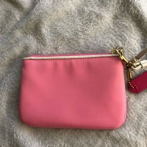 ⬇️💕Coach pink wristlet